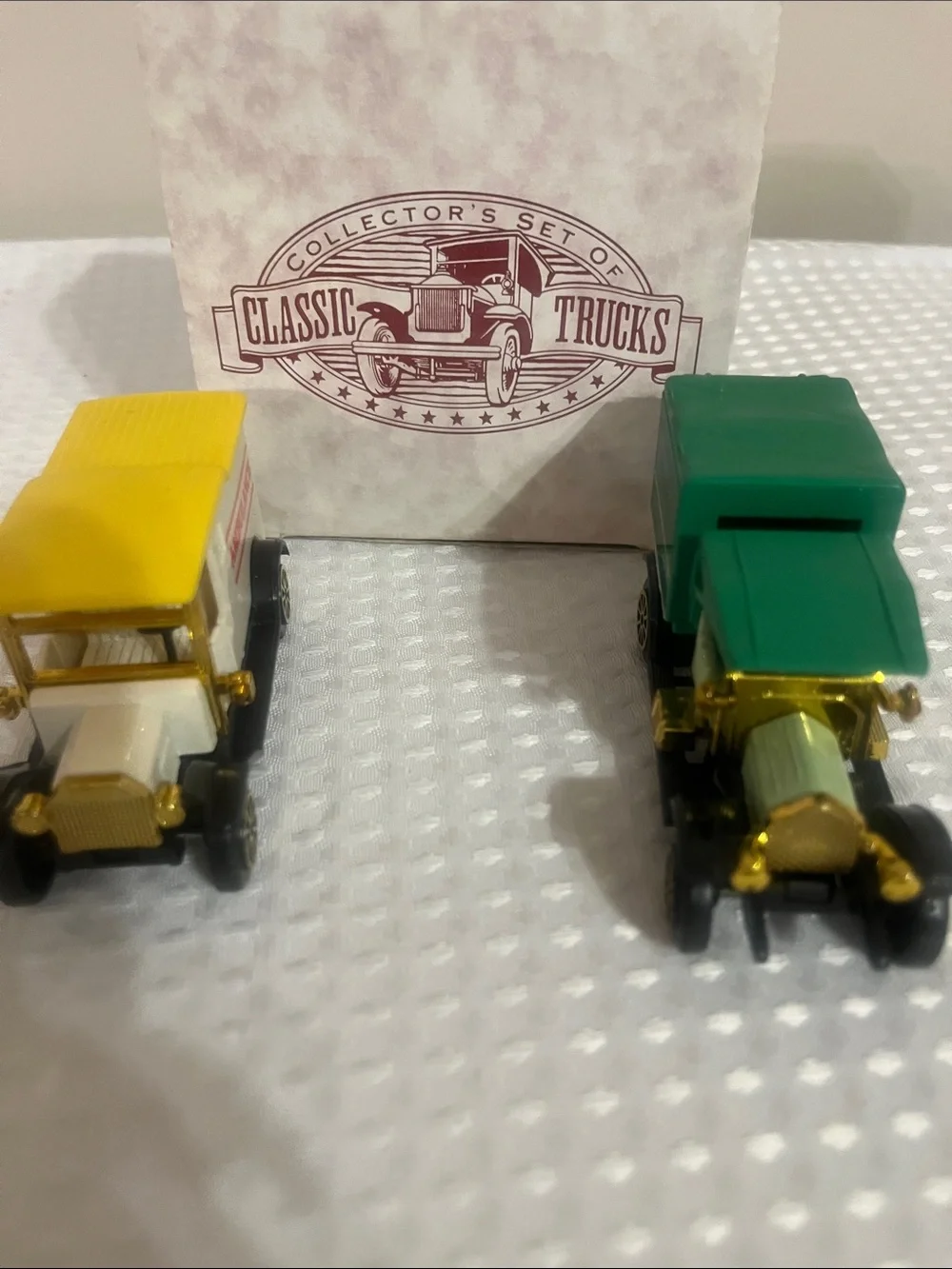 Classic Collectors Trucks Set - Yellow & Green Vintage-Style Trucks